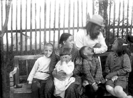 Отец Сергей Мечев с матушкой Ефросиньей и детьми Алексеем, Анной, Елизаветой и Ириной
