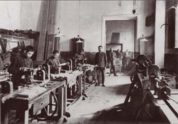 Одна из мастерских приюта. Фотография начала XX века