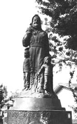 Святитель Николай с детьми.
Скульптура во дворе храма